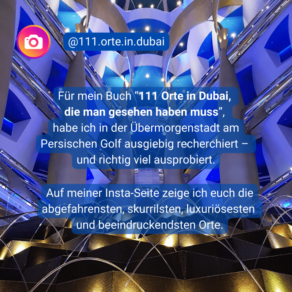 Ausschnitt aus dem Atrium des Burj Al Arab. Es ist ein sehr großes Atrium und in blau, gold und weiß gehalten Im Vordergrund sprudeln die Fontänen eines Springbrunnens. Dazu der Link zum Instagram-Kanal @111.orte.in.dubai und Text: "Für mein Buch "111 Orte in Dubai die man gesehen haben muss, habe ich in der Übermorgenstadt am Persischen GOlf ausgiebig recherchiert - und richtig viel ausprobiert. Auf meiner Insta-Seite zeige ich euch die abgefahrensten, skurrilsten, luxuriöstesten und beeindruckendsten Orte.